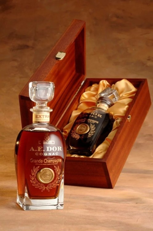 Koniak AE DOR Extra Grande Champagne o pojemności 0,7 litra w skrzynce drewnianej